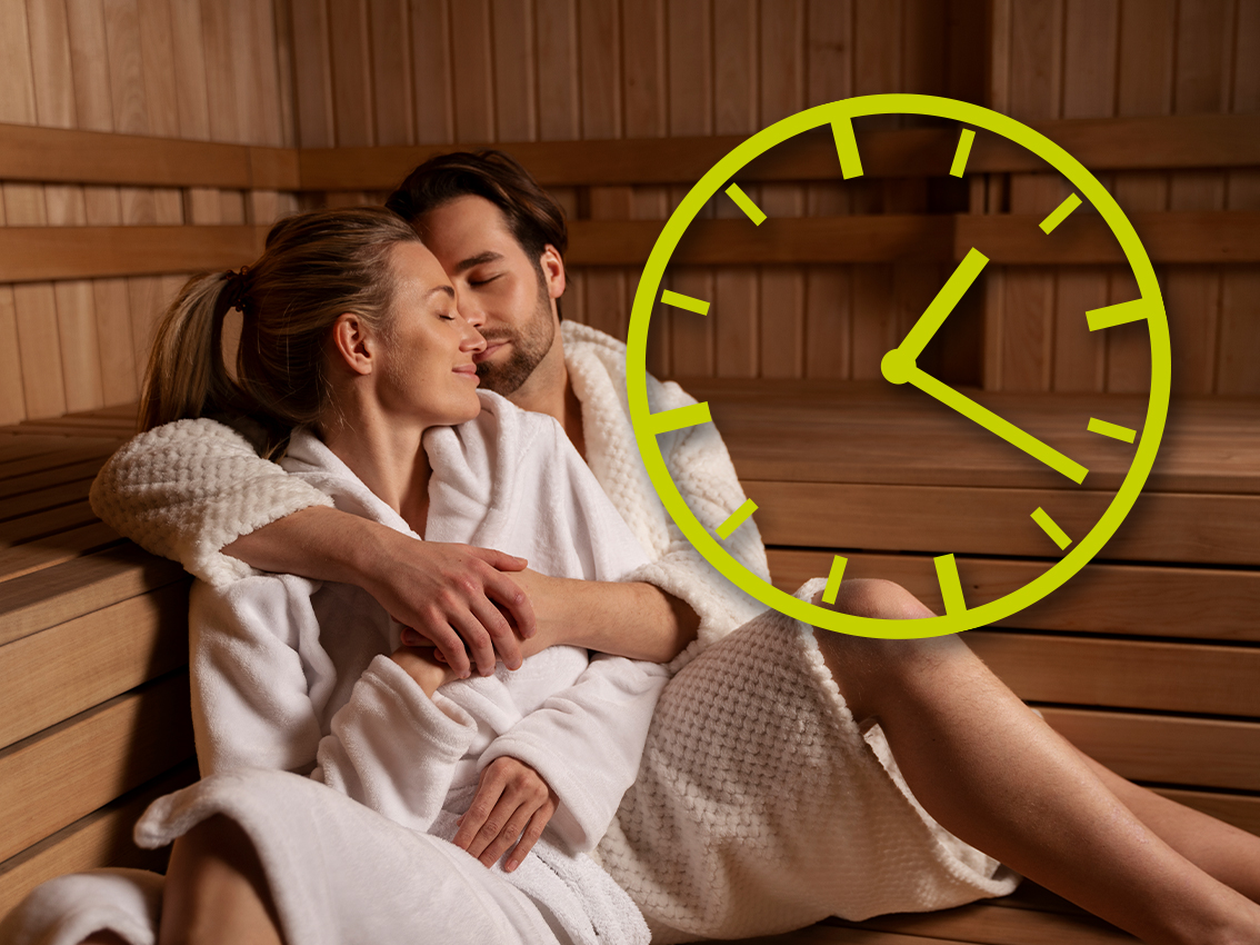 Ein Pärchen in der Sauna mit eingeblendeter Uhr